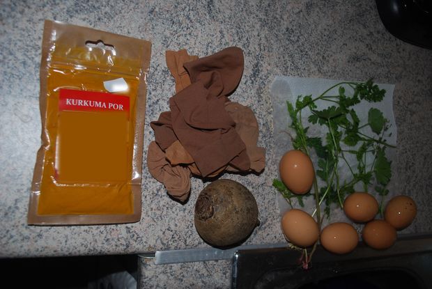 Kipróbáltuk: kurkuma és cékla mint tojásfesték Kipróbáltuk: kurkuma és cékla mint tojásfesték