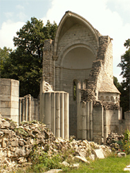 A vértesszentkereszti apátság romjai