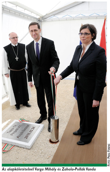 Az alapkőletételnél Varga Mihály és Zahola-Pollák Vanda
