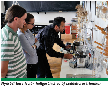 Nyárádi Imre István hallgatóival az új szaklaboratóriumban