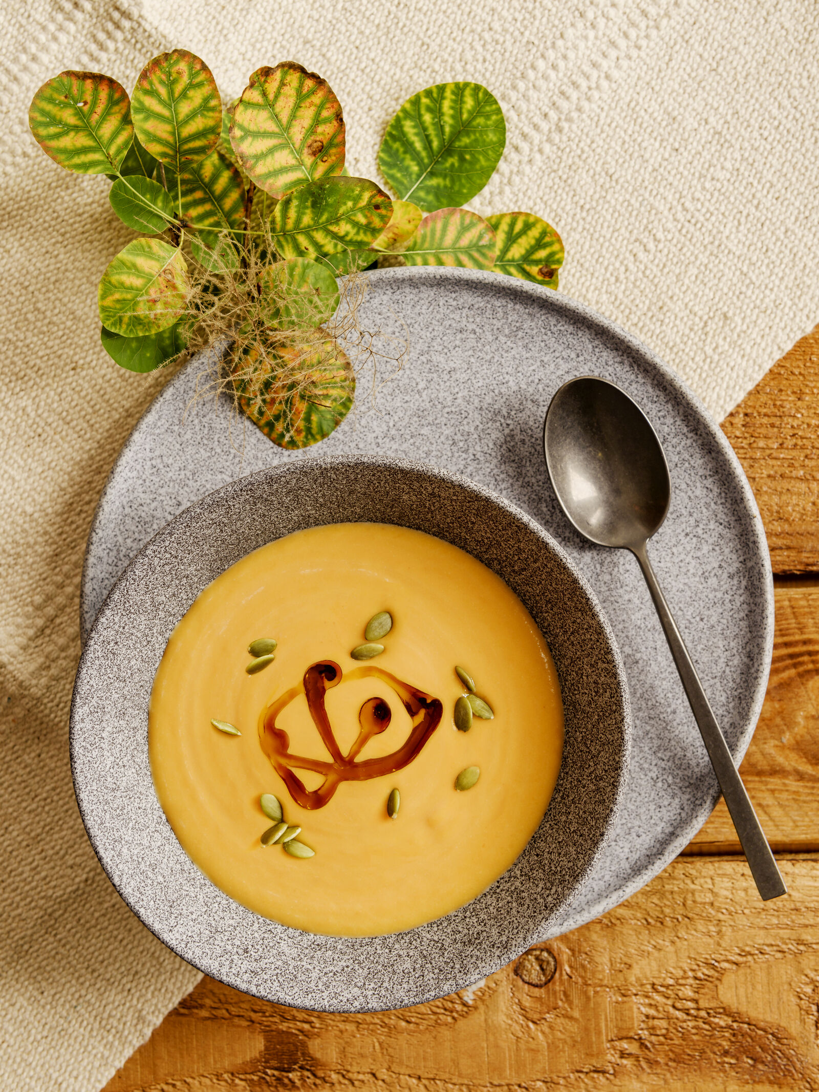 A hűtőszekrényben szomorkodó alapanyagokat bújtassuk el krémlevesekbe