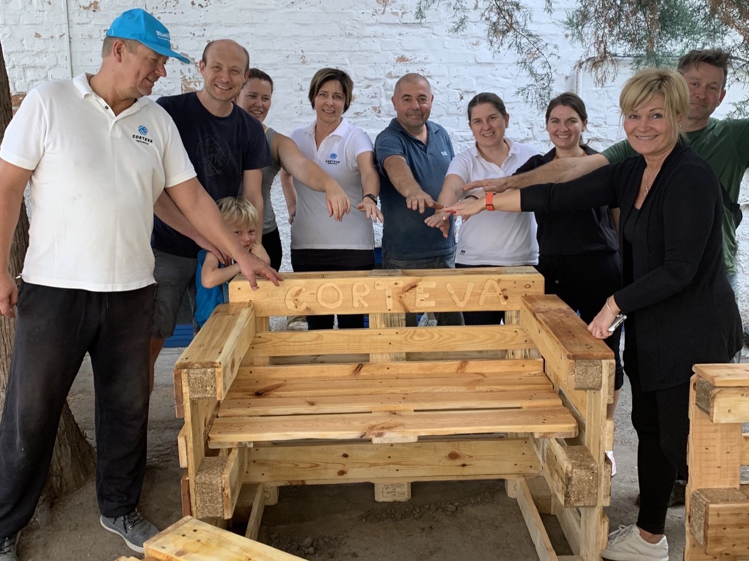 A Corteva munkatársai kültéri bútorokat építettek a rászorulók megsegítésére