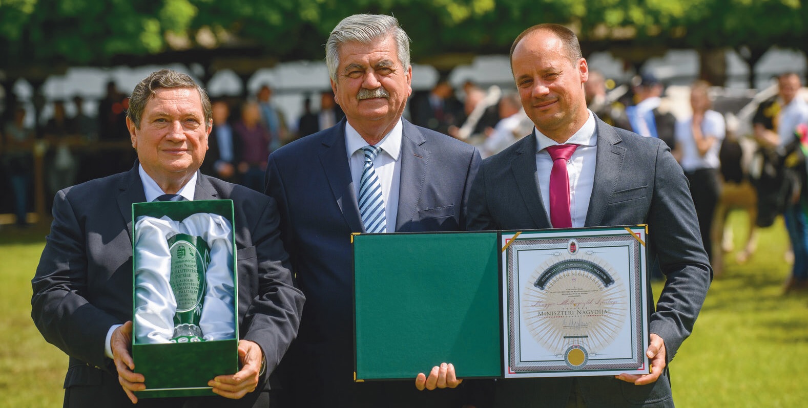 Zászlós Tibor, Farkas Sándor, miniszterhelyettes és Wagenhoffer Zsombor a MÁSZ főtitkára a díjjal