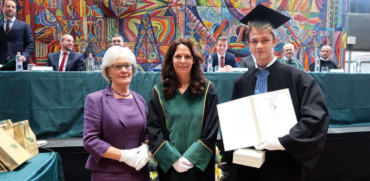 A Bálint Gazda-díjat alapító Récsey Antónia és Nyitrainé Sárdy Diána campus-főigazgató Gaál Botonddal