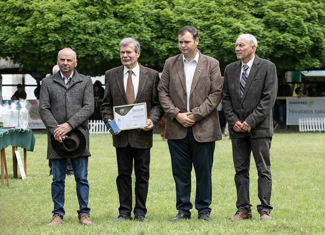 A Kucsora István Éltműdíjat átadták: a Furioso-North Star Lótenyésztő Országos Egyesület részéről Horváth Sándor az egyesület elnöke, Nagy Tamás az egyesület tenyésztési bizottságnak tagja és a Kucsora család- Kéktói Ménes részéről Kucsora Péter.