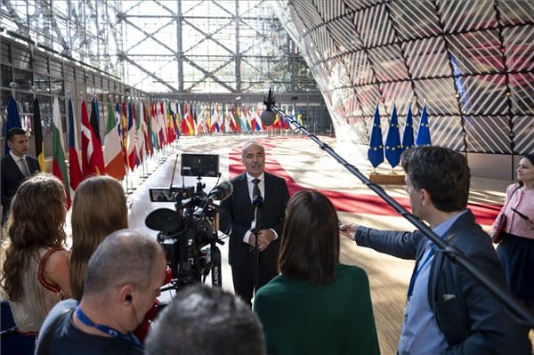 Nagy István agrárminiszter újságíróknak nyilatkozik az Európai Unió agrárminisztereinek tanácsülése előtt Brüsszelben 2024. július 15-én. MTI/Bodnár Boglárka