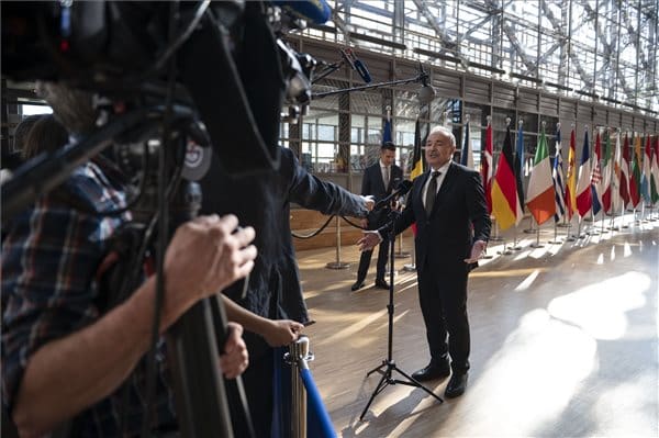 Nagy István agrárminiszter újságíróknak nyilatkozik az Európai Unió agrárminisztereinek tanácsülése előtt Brüsszelben 2024. július 15-én. MTI/Bodnár Boglárka