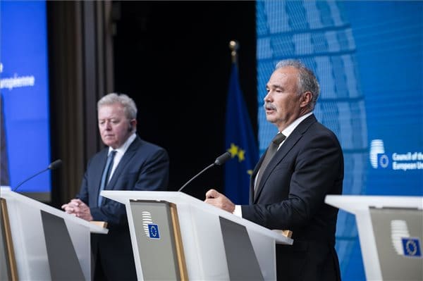 Janusz Wojciechowski, az Európai Bizottság uniós mezőgazdaságért és vidékfejlesztésért felelős lengyel tagja (b) és Nagy István agrárminiszter az Európai Unió agrárminisztereinek tanácsülése után tartott sajtótájékoztatón Brüsszelben 2024. július 15-én. MTI/Bodnár Boglárka 