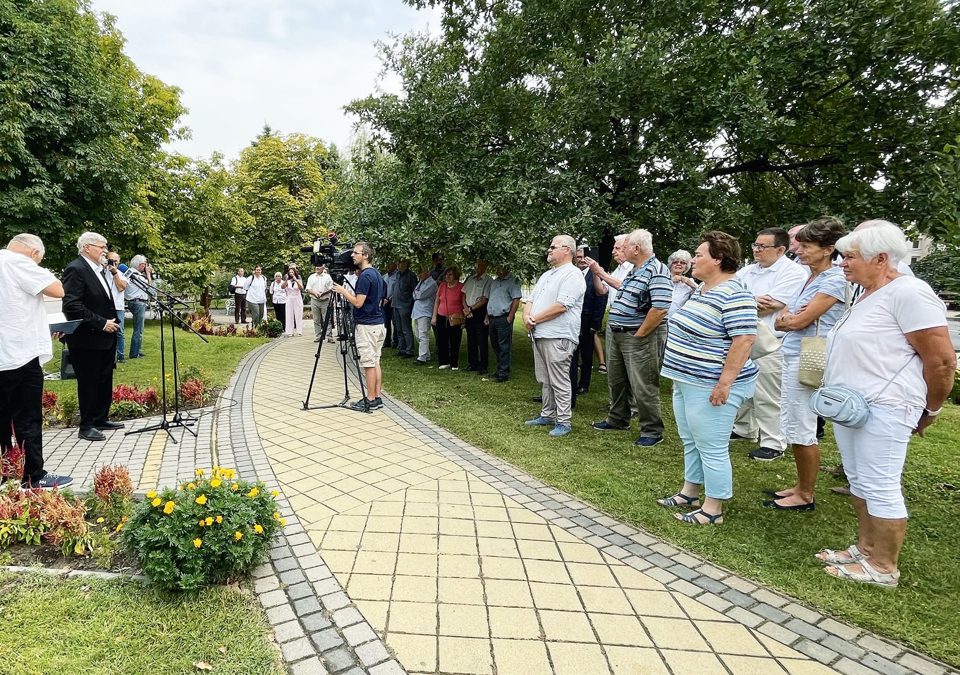 A baráti kör és a Marosi Faiskola által szervezett rendezvénya nemesítőnek emléket állító haranglábnál, a Hétvezér téren kezdődött