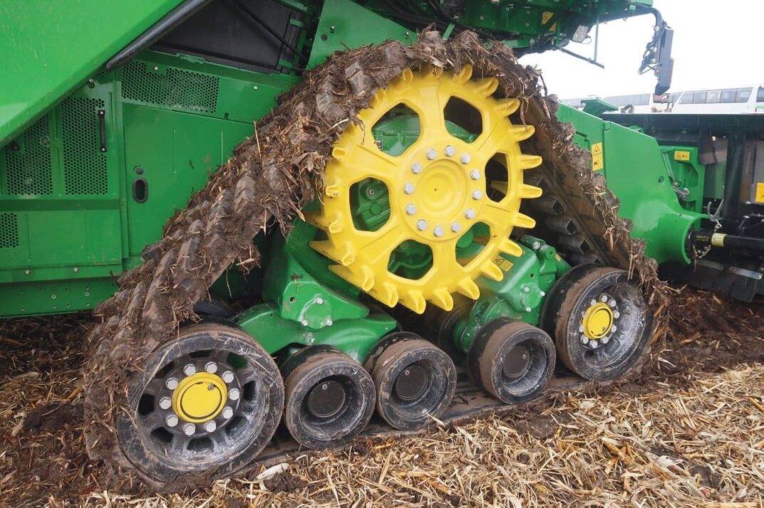 John Deere kombájn gumihevederrel