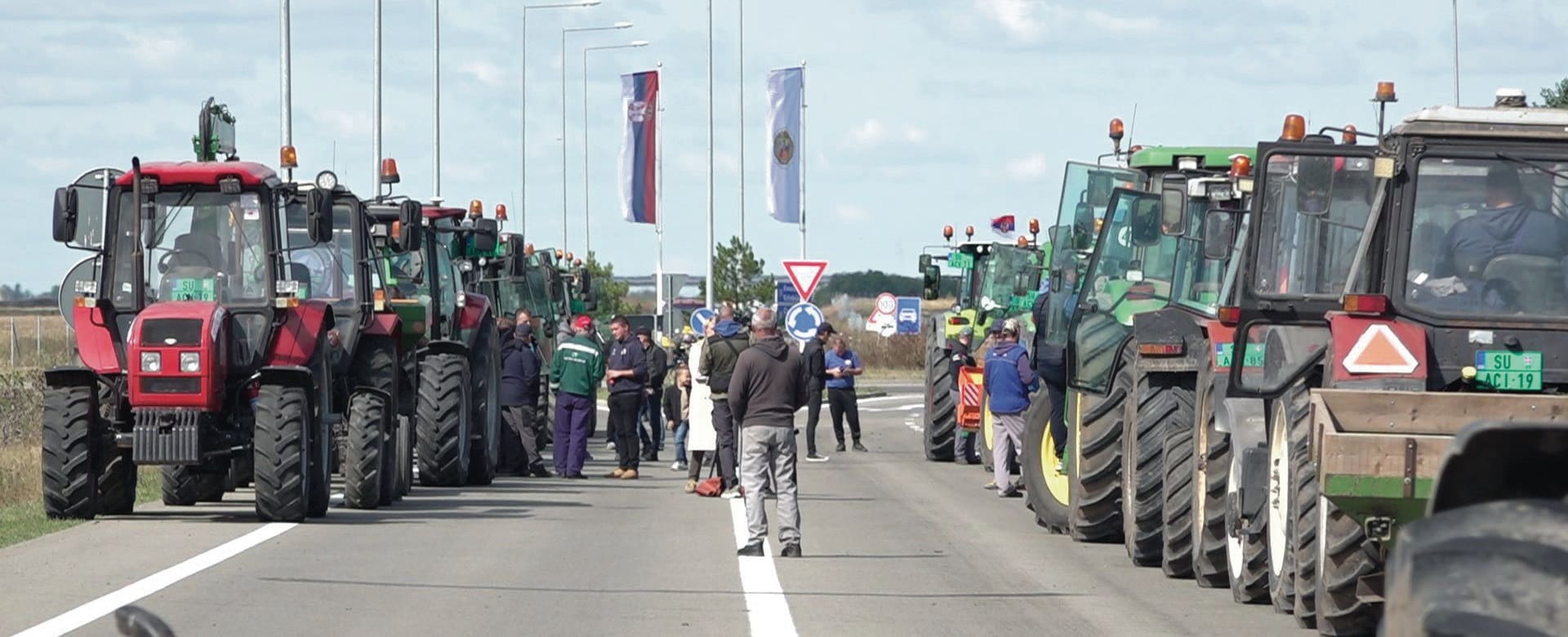 Újvidék után Szabadkánál demonstráltak a gazdák