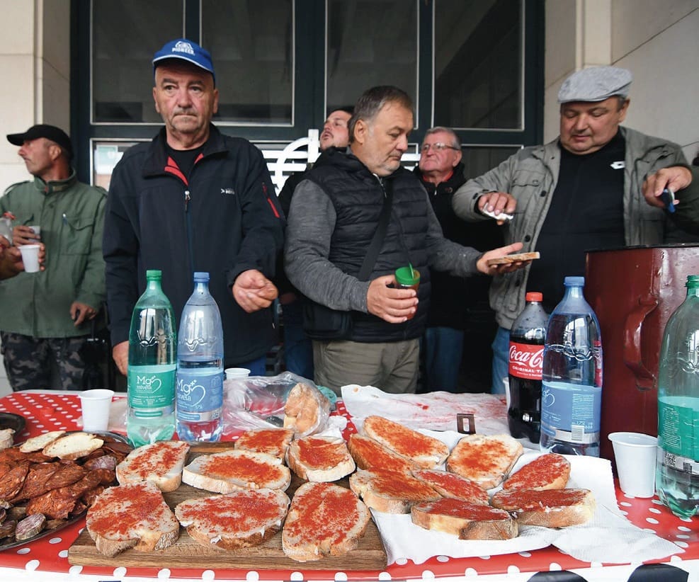 A tiltakozó gazdák megvendégelték a járókelőket