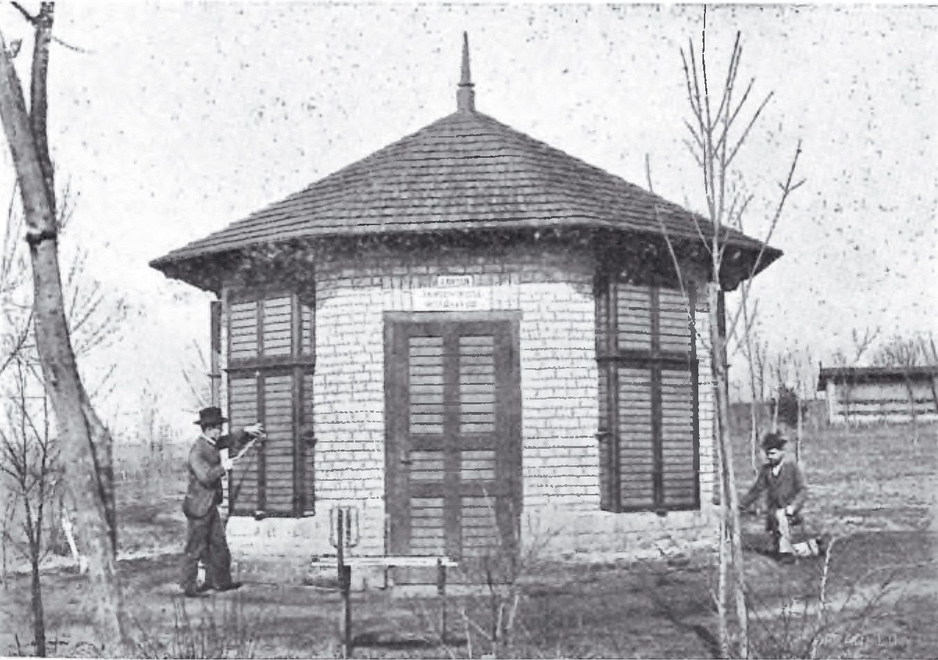 4. kép: Hatszögletű méhészpavilon a Gödöllői Állami MéhészetiGazdaságban. Közli Ambrózy, 718. o.