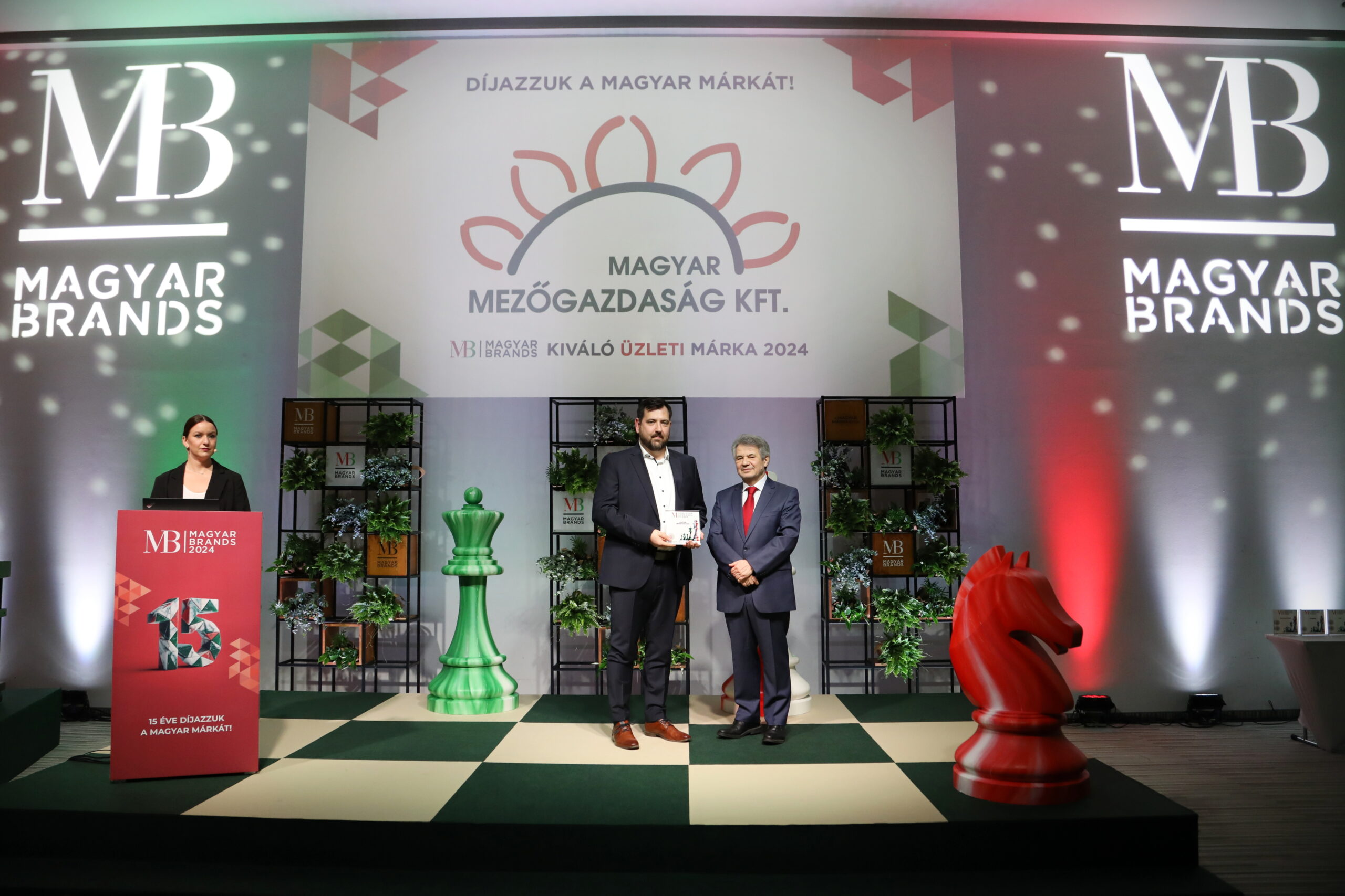 Kadosa Gábor, a Magyar Mezőgazdaság Kft. marketingvezetője, Dr. Serényi János, a MagyarBrands Szakmai Bizottságának elnöke, MagyarBrands 