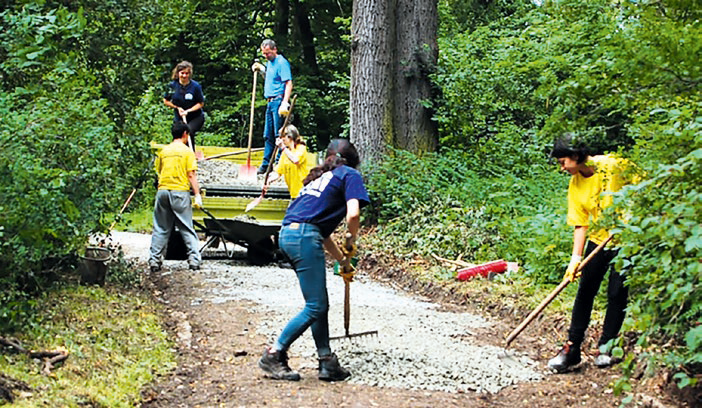 A European Heritage Volunteers civil szervezet képzési tanfolyamai kéthetesek, az elméleti oktatást gyakorlati képzéssel és a megvalósítással ötvözik (a fotón a weimari Belvedere-kastélypark)