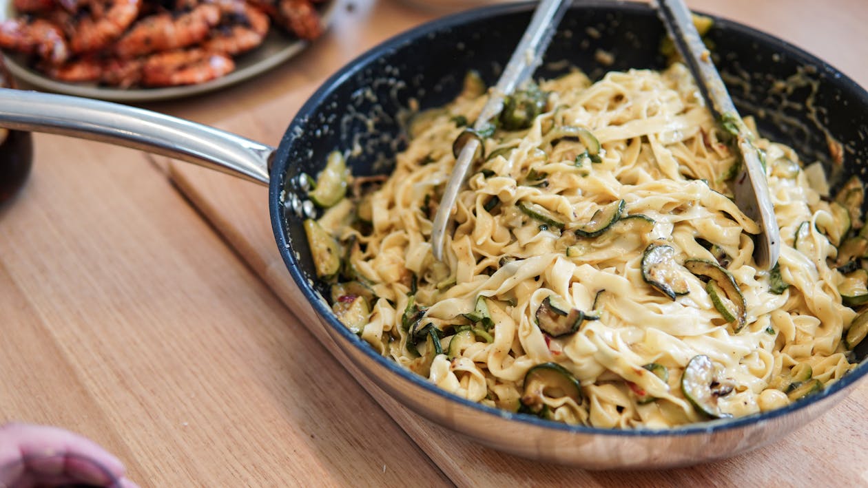 Cukkini carbonara serpenyőben