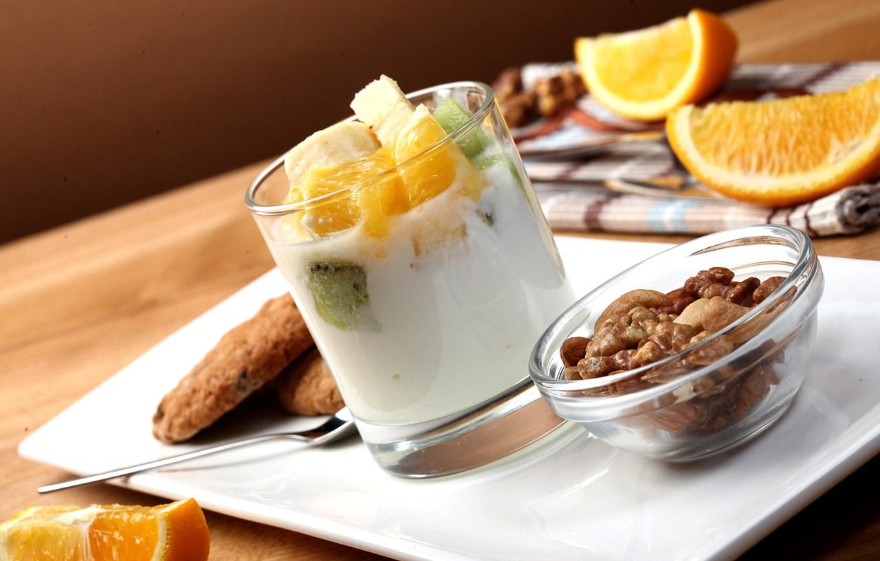 görög joghurt gyümölccsel és dióval