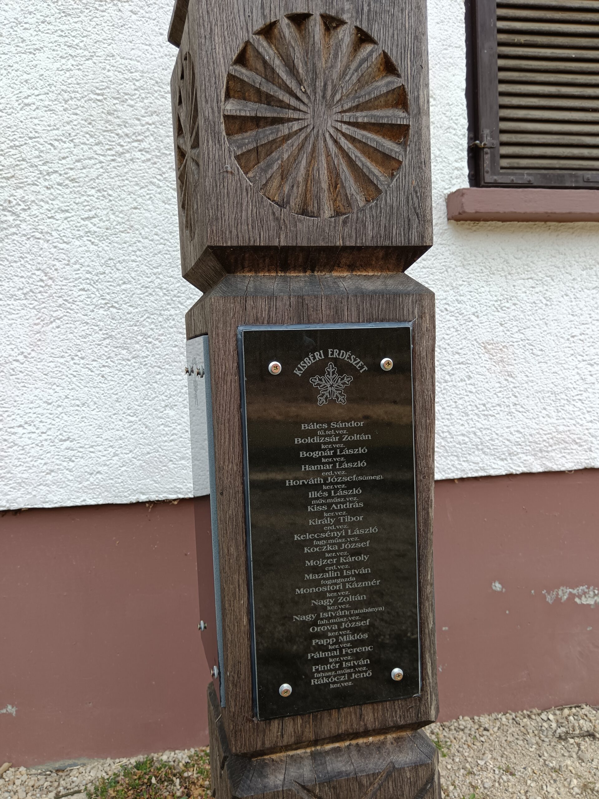 A Pepikertben kopjafán olvashatóaz elhunyt kisbéri erdészek neve