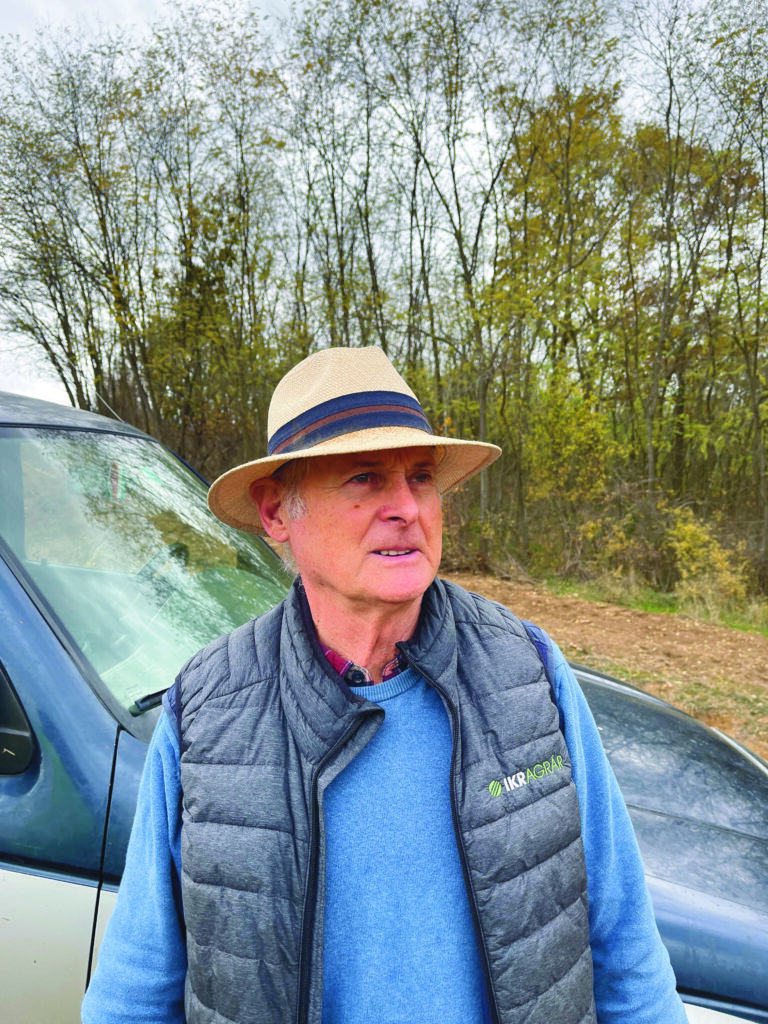 Komjáthi Gábor a bálázás és szénakészítés szakértője Szirákon (Fotó: Komjáthi Gábor)