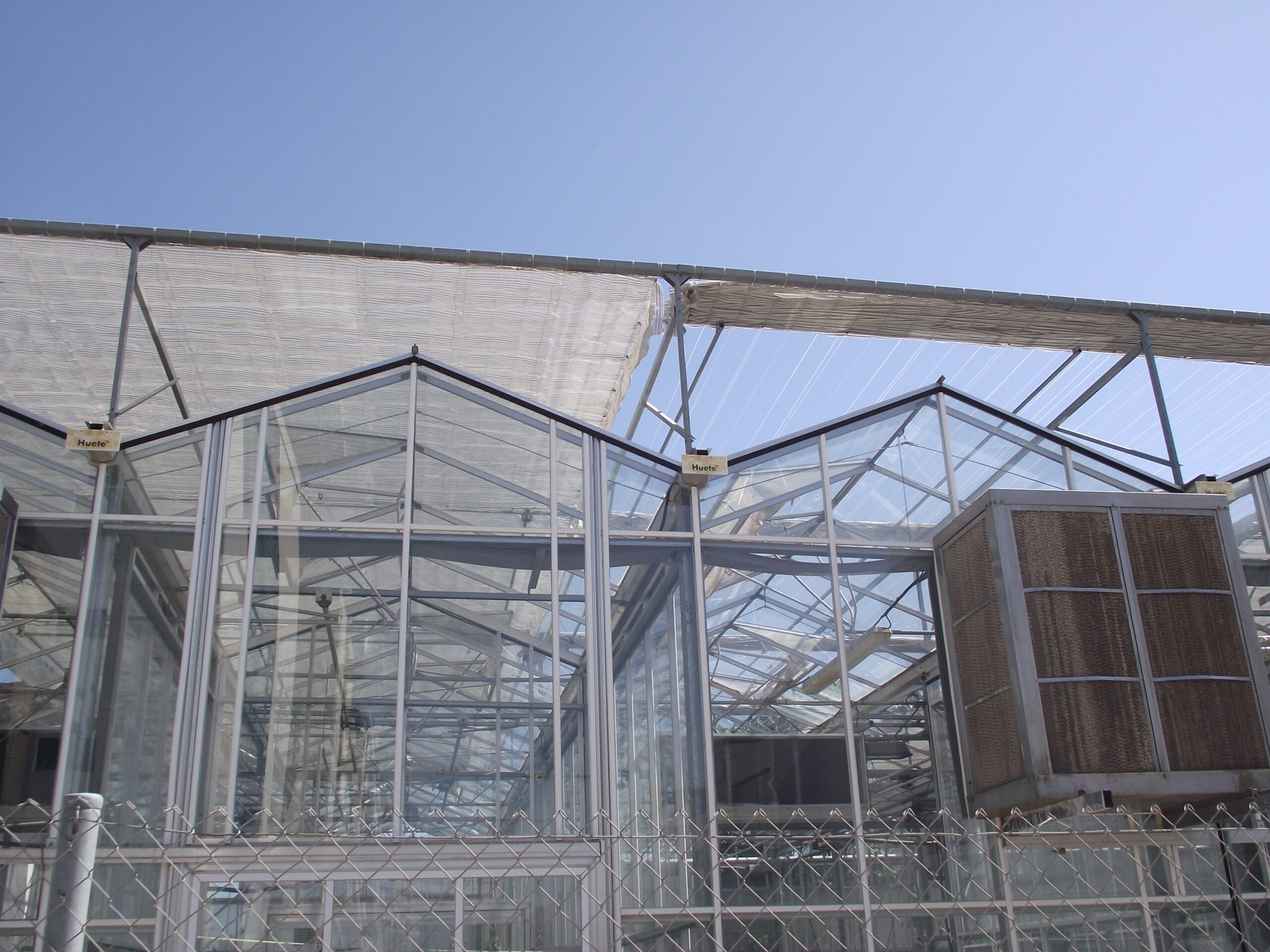 Hűtőegység és külső árnyékolóa valenciai egyetem üvegházán