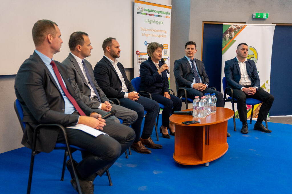 Kerekasztal regi foldek uj kezek foto: Bokor Adam