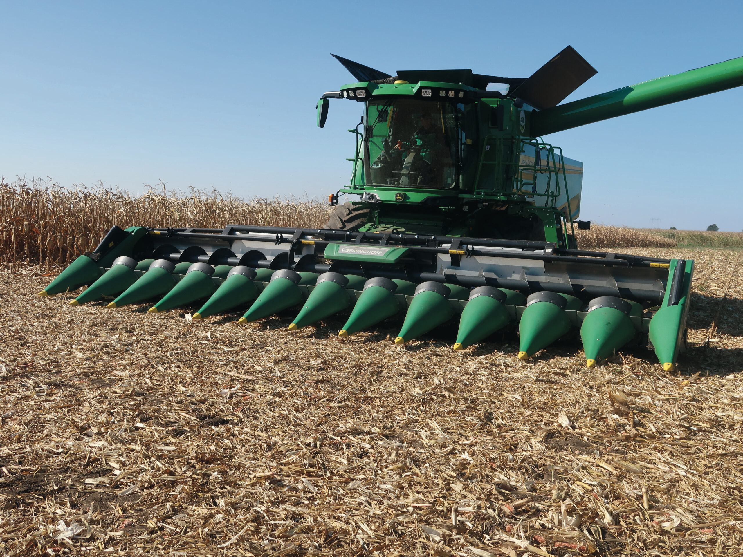 John Deere S7 700-as kombájn 12 soros Geringhoff MaisStar adapterrel, KITE Zrt.