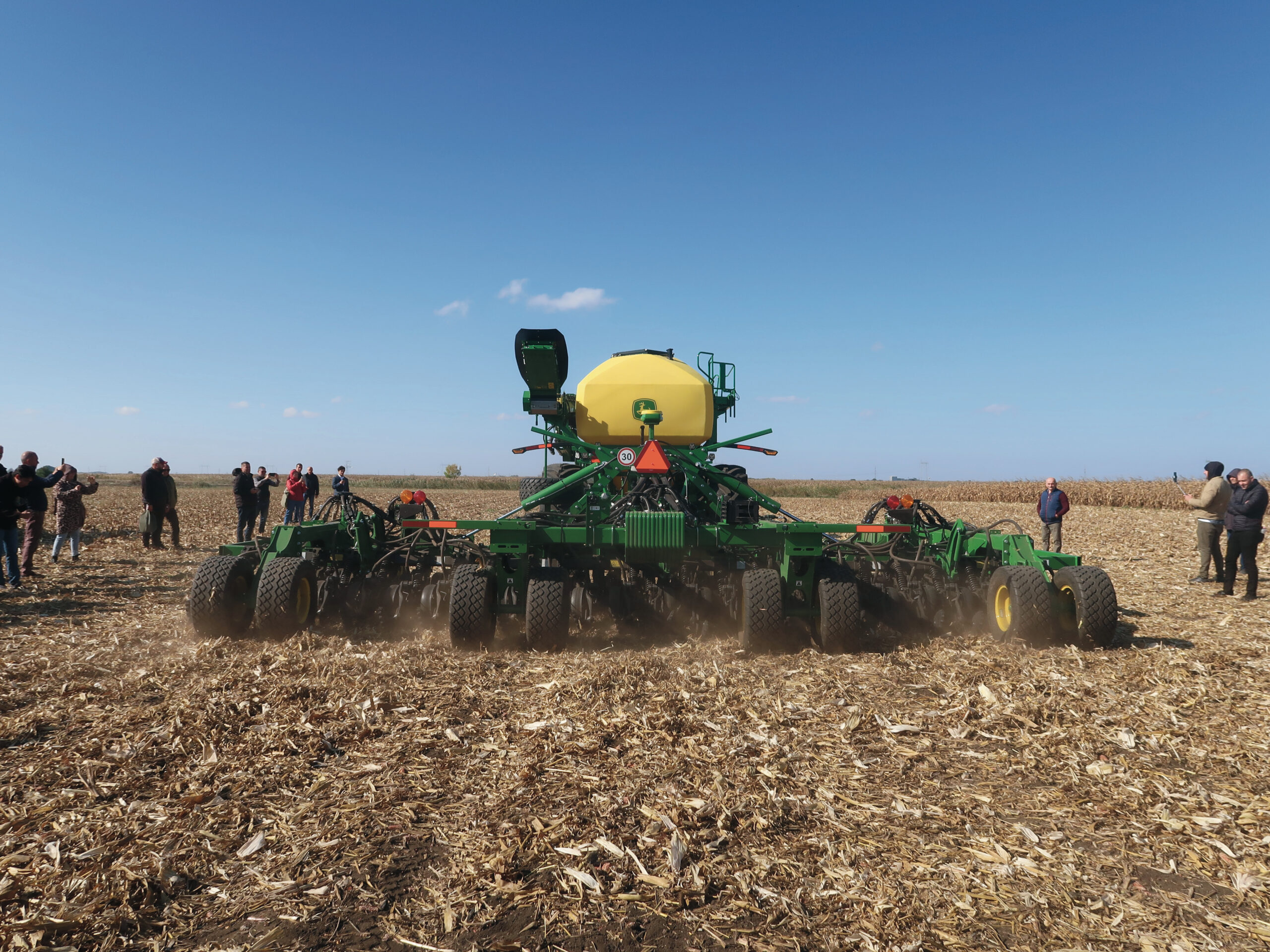 John Deere C350L inputanyag-kijuttató kocsi és N530 vetőgép kombináció