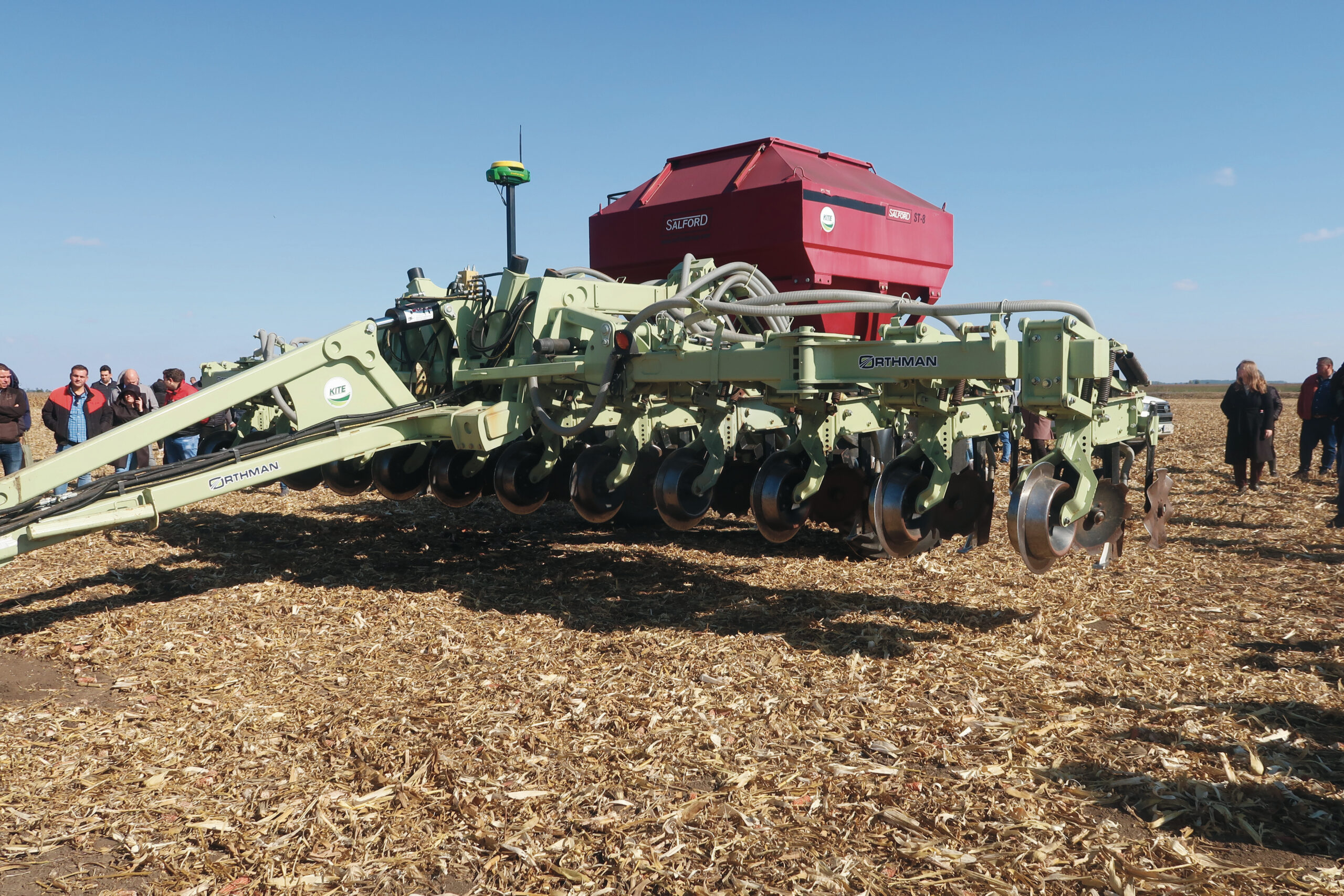 Orthman 1tRIPr XD sávos művelő, osztott tartályos Salford pneumatikus műtrágyakijuttatóval, KITE Zrt.