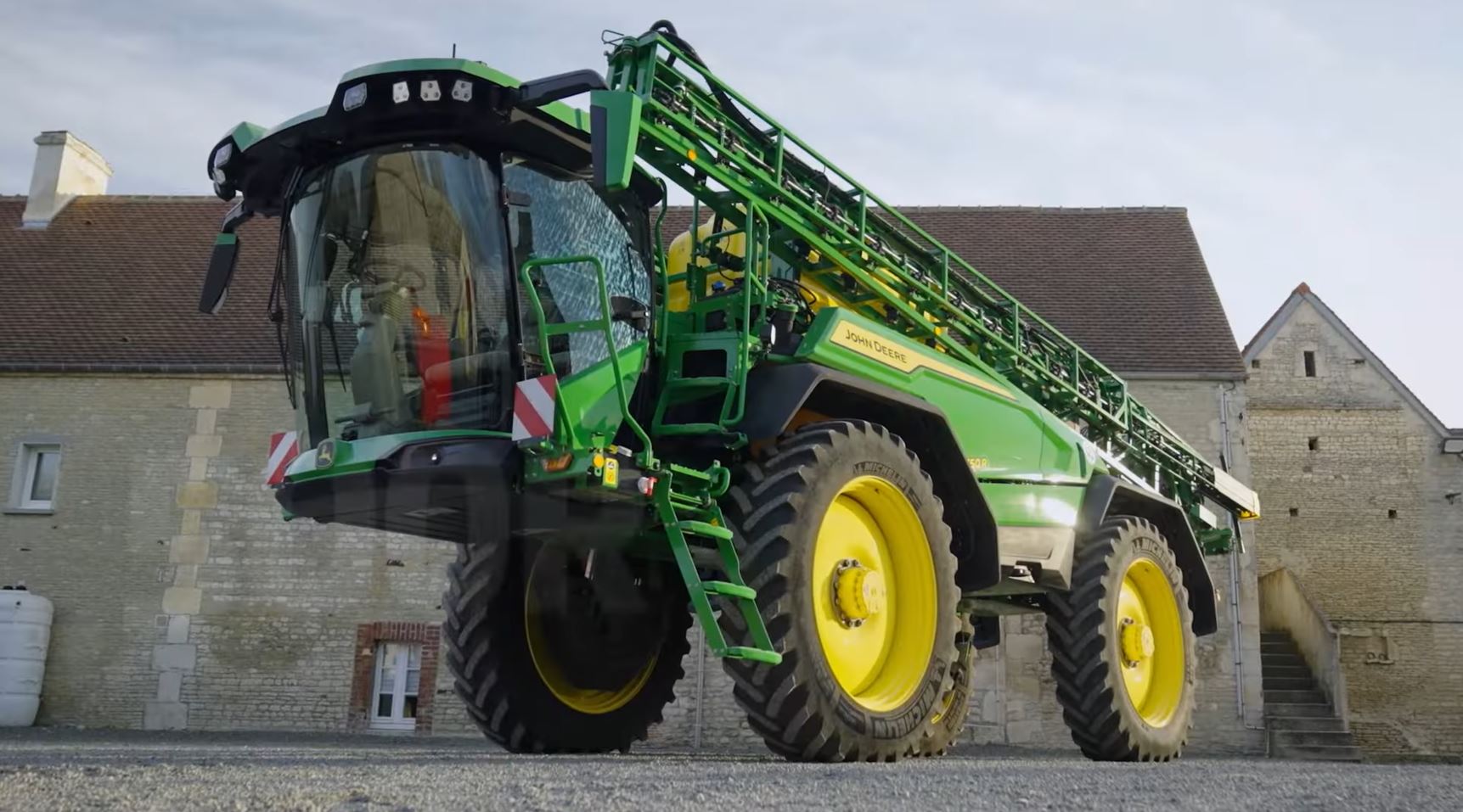 John Deere 500R (Fotó: John Deere UK IE - youtube)