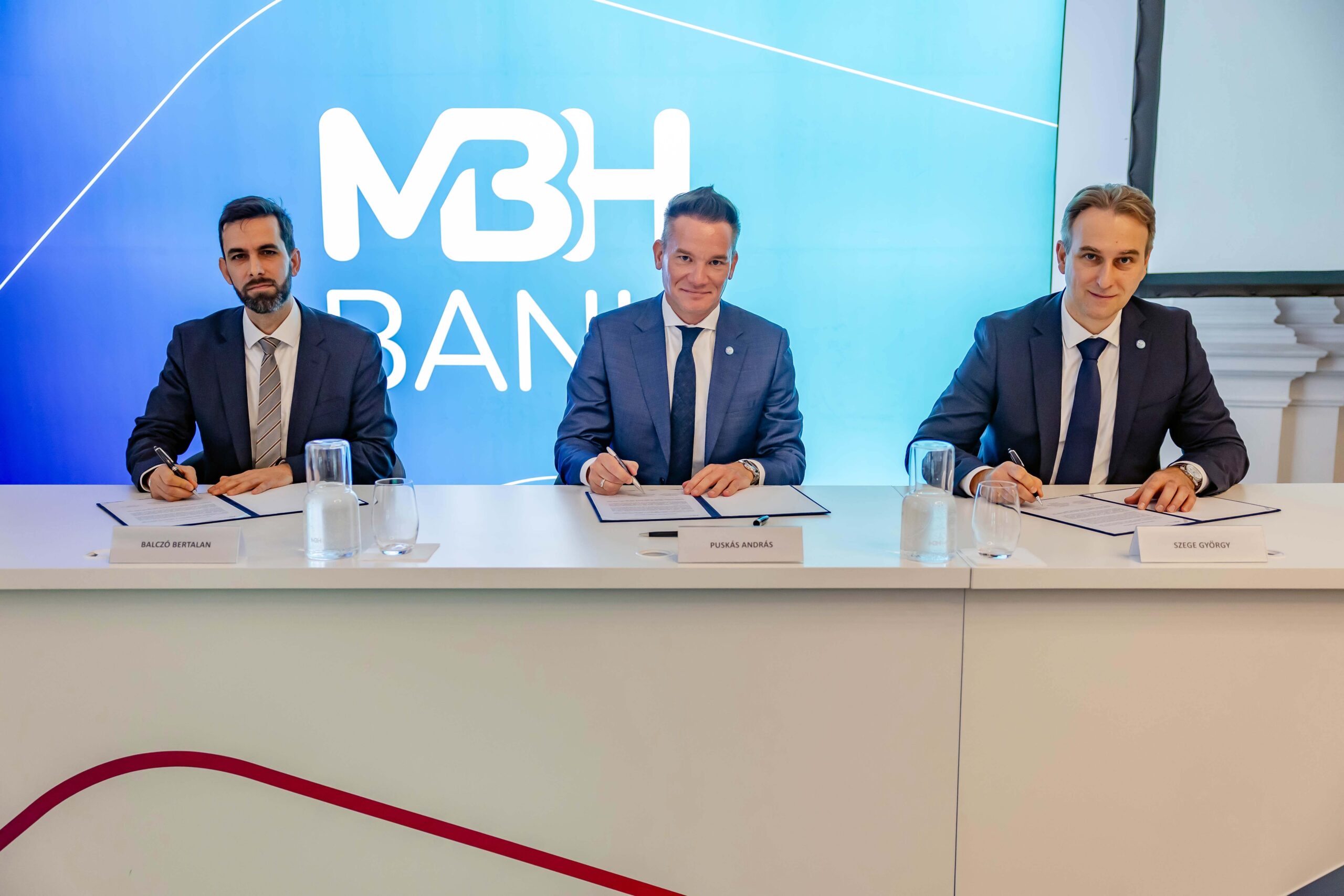 : Balczó Bertalan, természetvédelemért felelős helyettes államtitkár, Puskás András, az MBH Bank vezérigazgató-helyettese és Szege György, az MBH Bank ESG és Fenntarthatósági vezetője