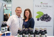 Pintér Anna és Paragi Barnabás, az Anna Grand gazdaság tulajdonosai az OMÉK-on is bemutatta fekete berkenye gyümölcslevüket(Fotó: Mizsei Károly)