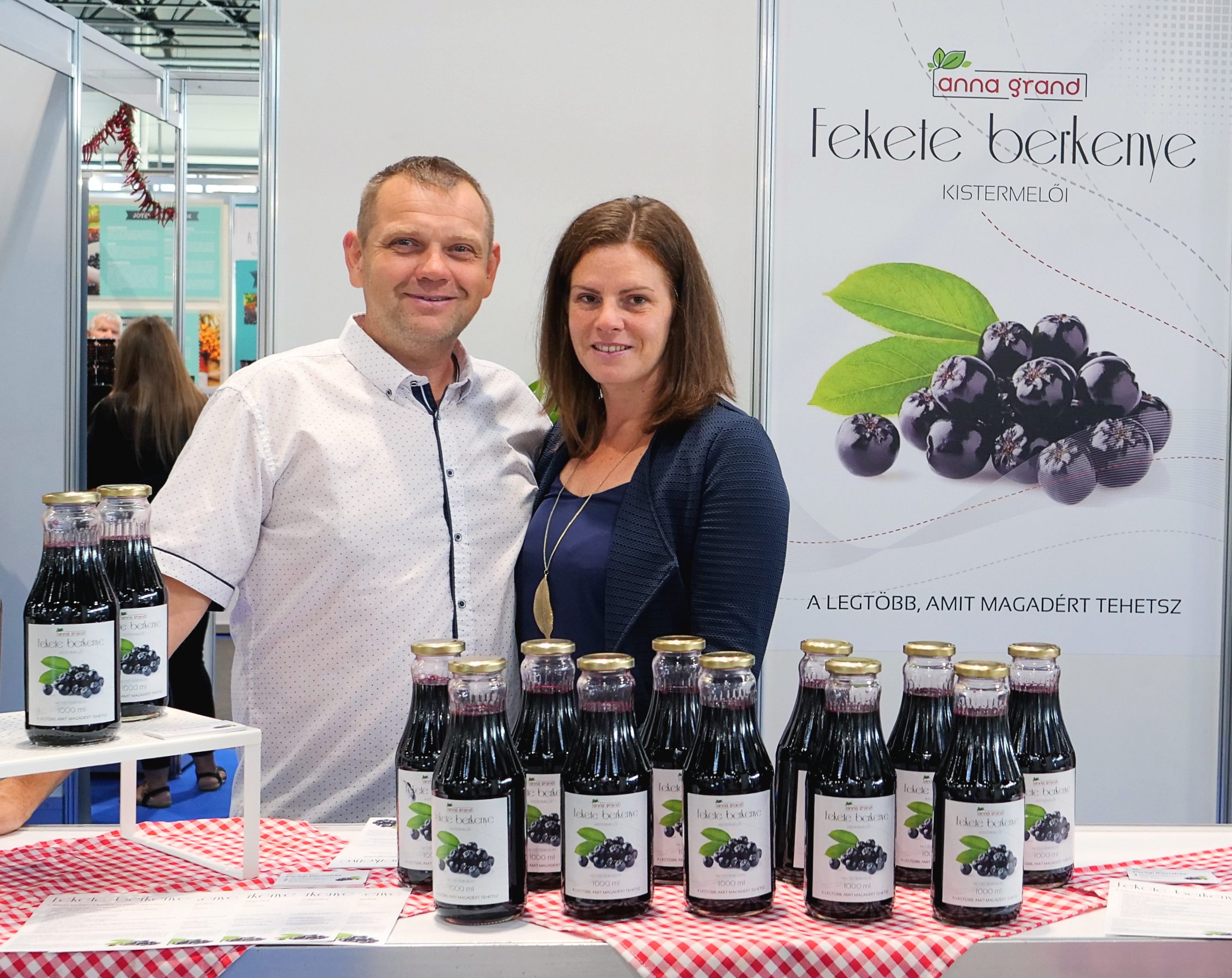 Pintér Anna és Paragi Barnabás, az Anna Grand gazdaság tulajdonosai az OMÉK-on is bemutatta fekete berkenye gyümölcslevüket(Fotó: Mizsei Károly)