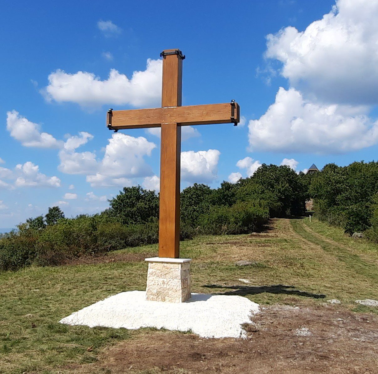 Az 52. Nemzetközi Eucharisztikus Kongresszus tiszteletére állíttatott fakereszt a Sas-bérc lábánál