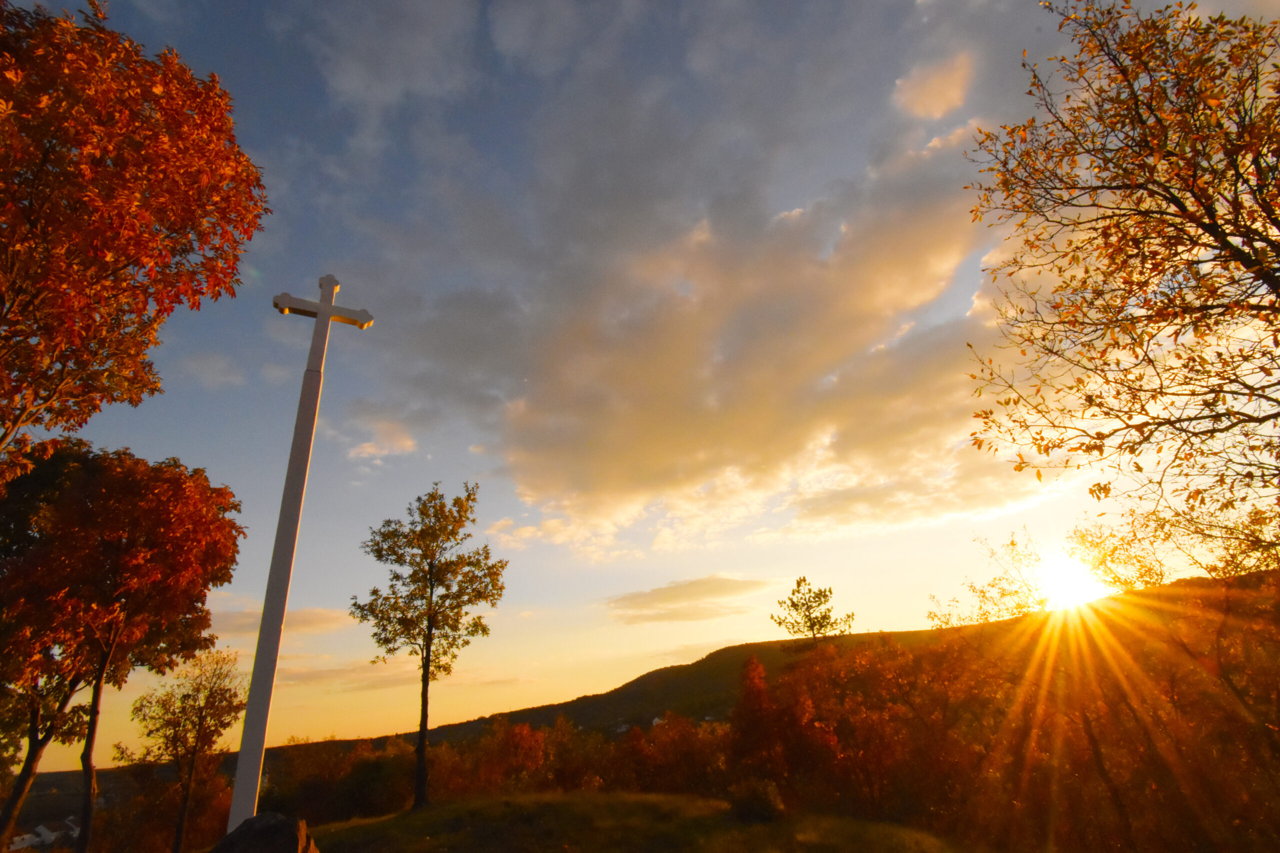 A Káponka pihenőhelyen kereszt emlékezteta hajdani templomra