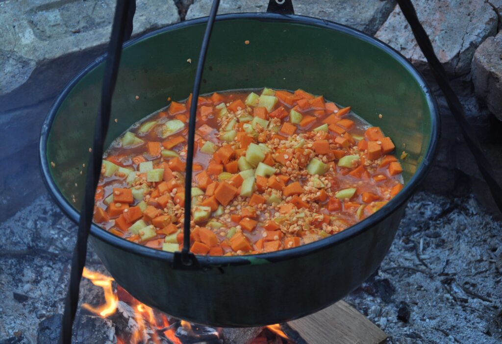 Vöröslencse-csicseriborsó sütőtök curry bográcsban (Fotó: PNK)