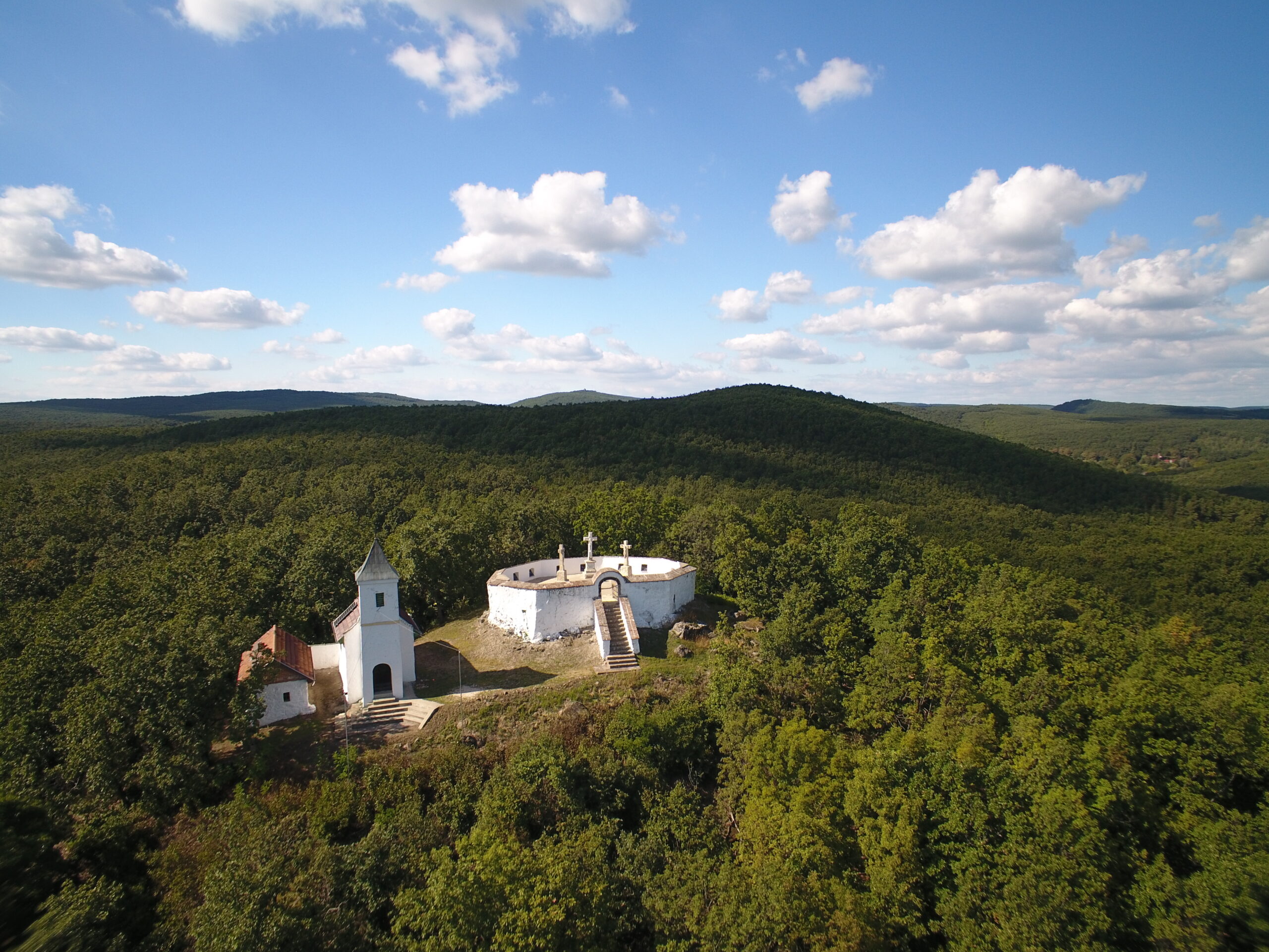 A Kálvária-hegyen 1802-ben szentelték fel a Szent Anna-kápolnát