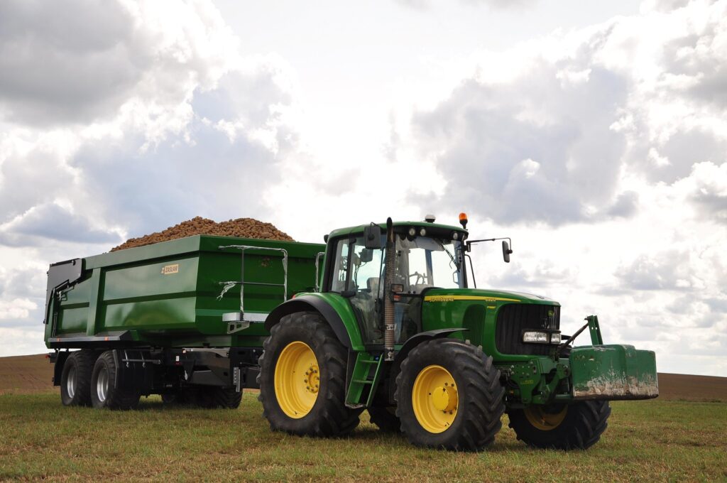 Burgonya, betakarítás, traktor