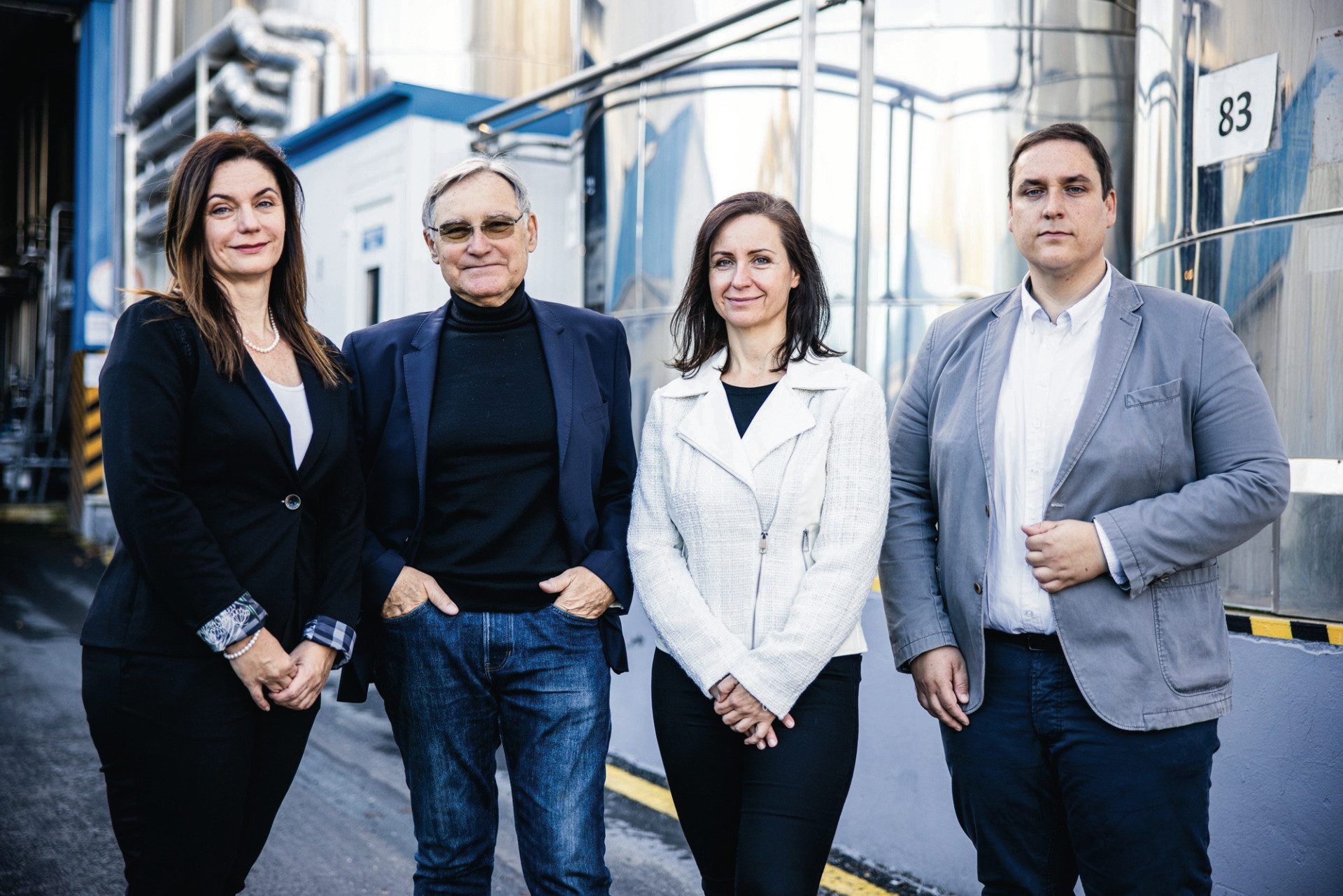 Linda együtt dolgozik édesapjával, Egyed Lászlóval és testvéreivel, Krisztinával és Barnával