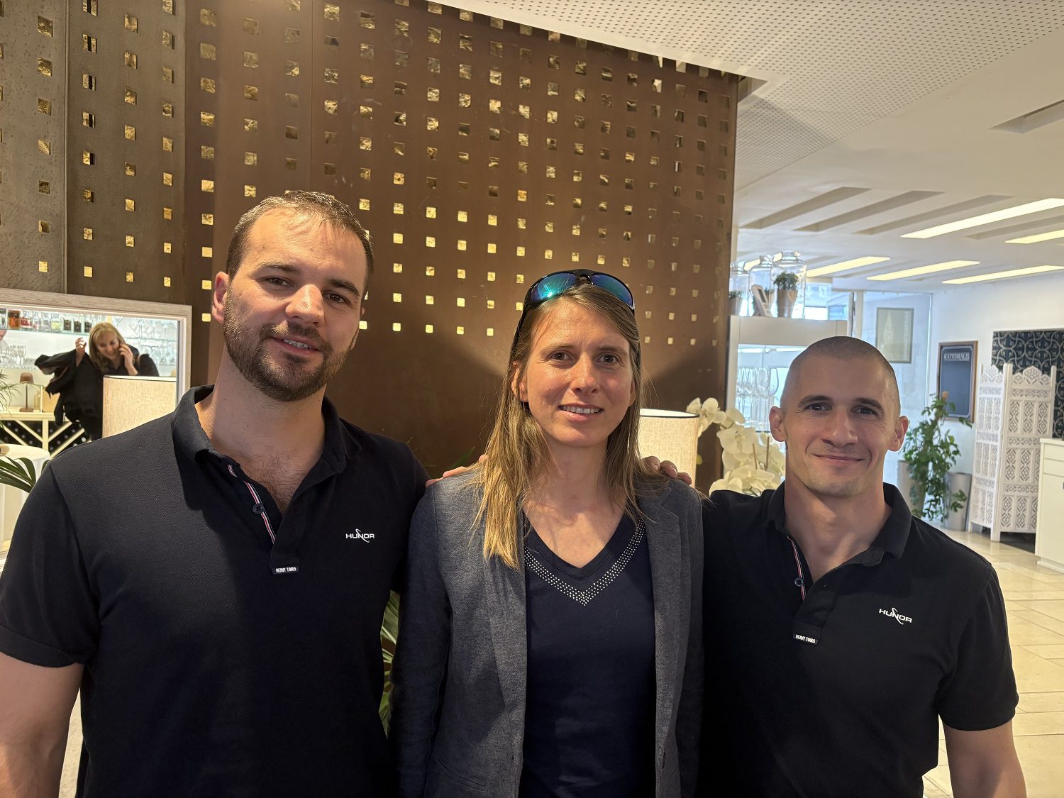 Tombácz Dóra Kapu Tiborral és Cserényi Gyulával a szegedi látogatásuk alkalmával