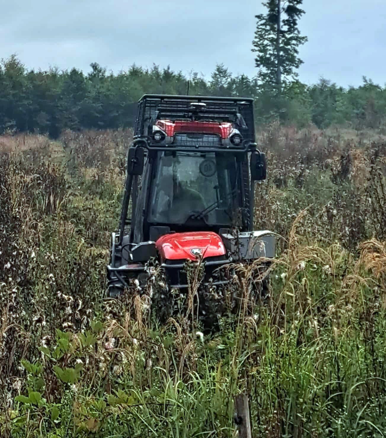 Nagy pontosságú helymeghatározássalvezérelt robotkormányos művelőtraktorral dolgozunk