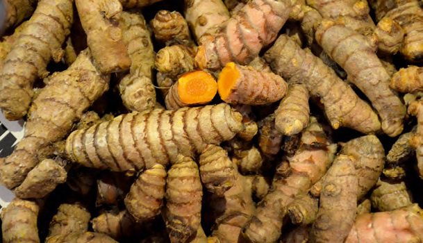 A kurkuma vaskos gyöktörzsénekhúsa aromás, élénkvöröses narancssárga
