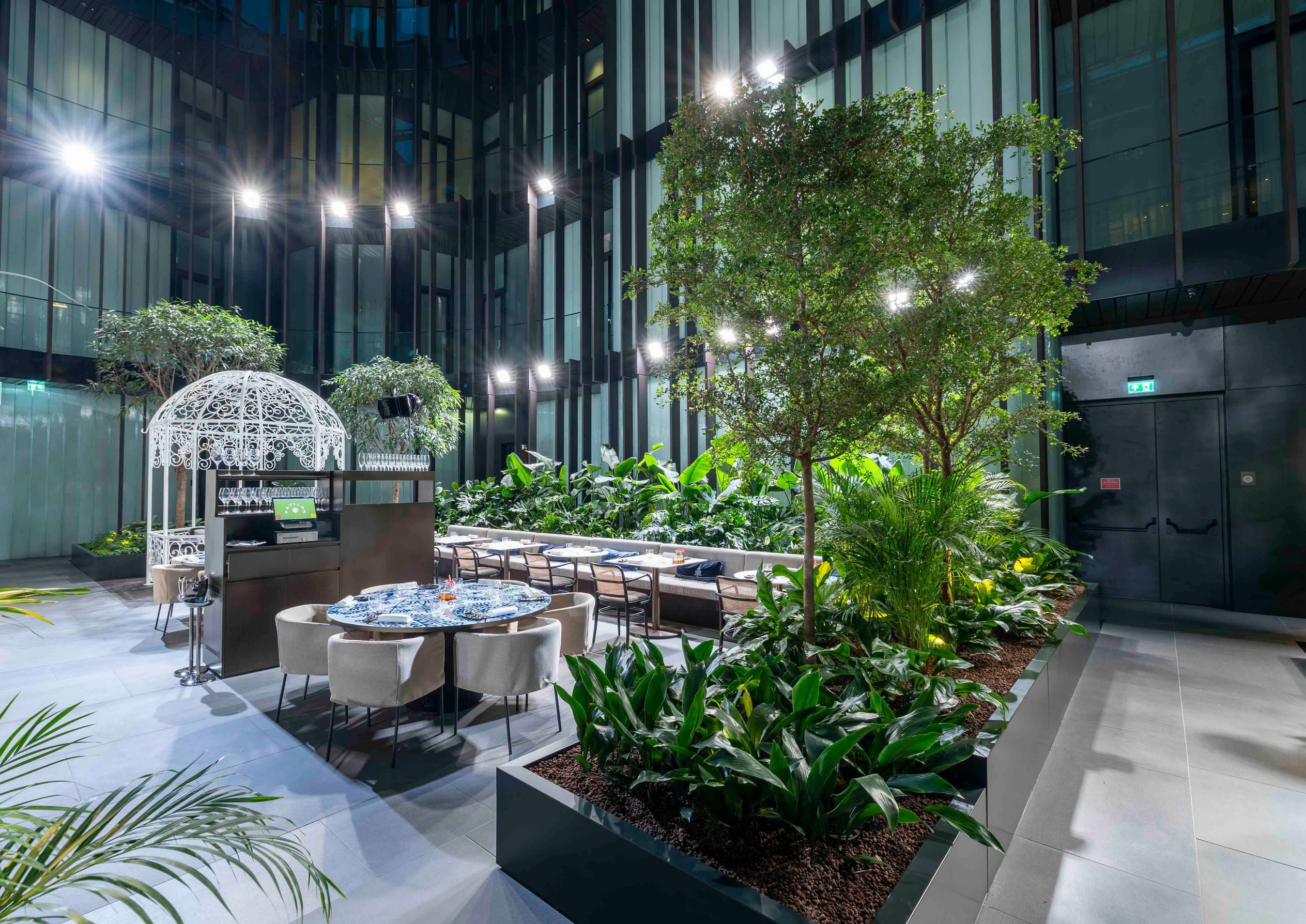 led-zoldfal-belteri-irodahaz-novenyvilagitas