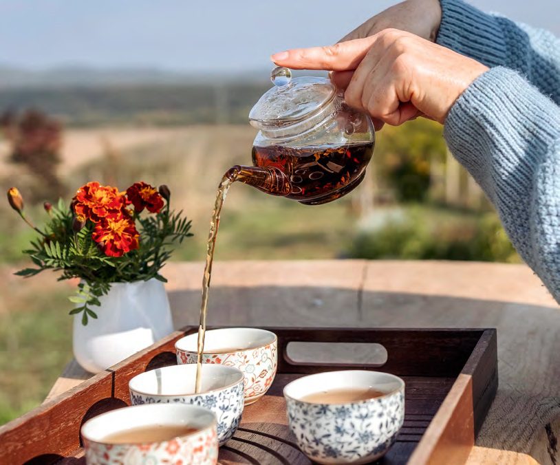 FontosA valódi teák koffeint tartalmaznak, így inkább délelőtt, napközben fogyasszuk őket, ha pedig eljön az este, jöhetnek a koffeinmentes gyógyteák.