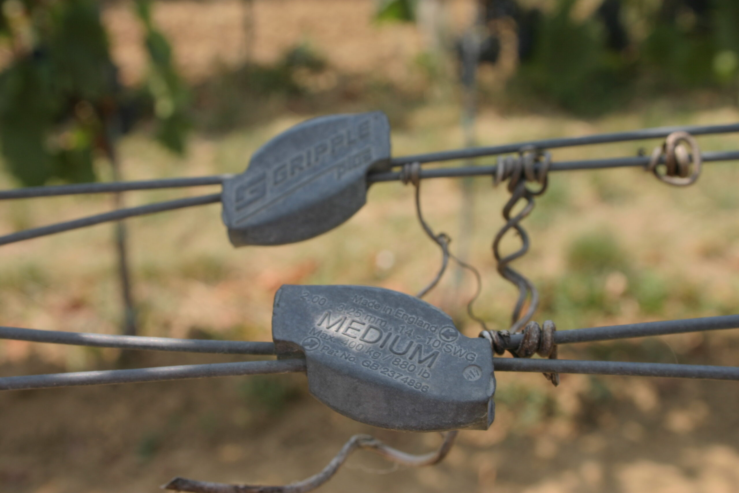 Rendszeres feladat a huzalok utánfeszítése