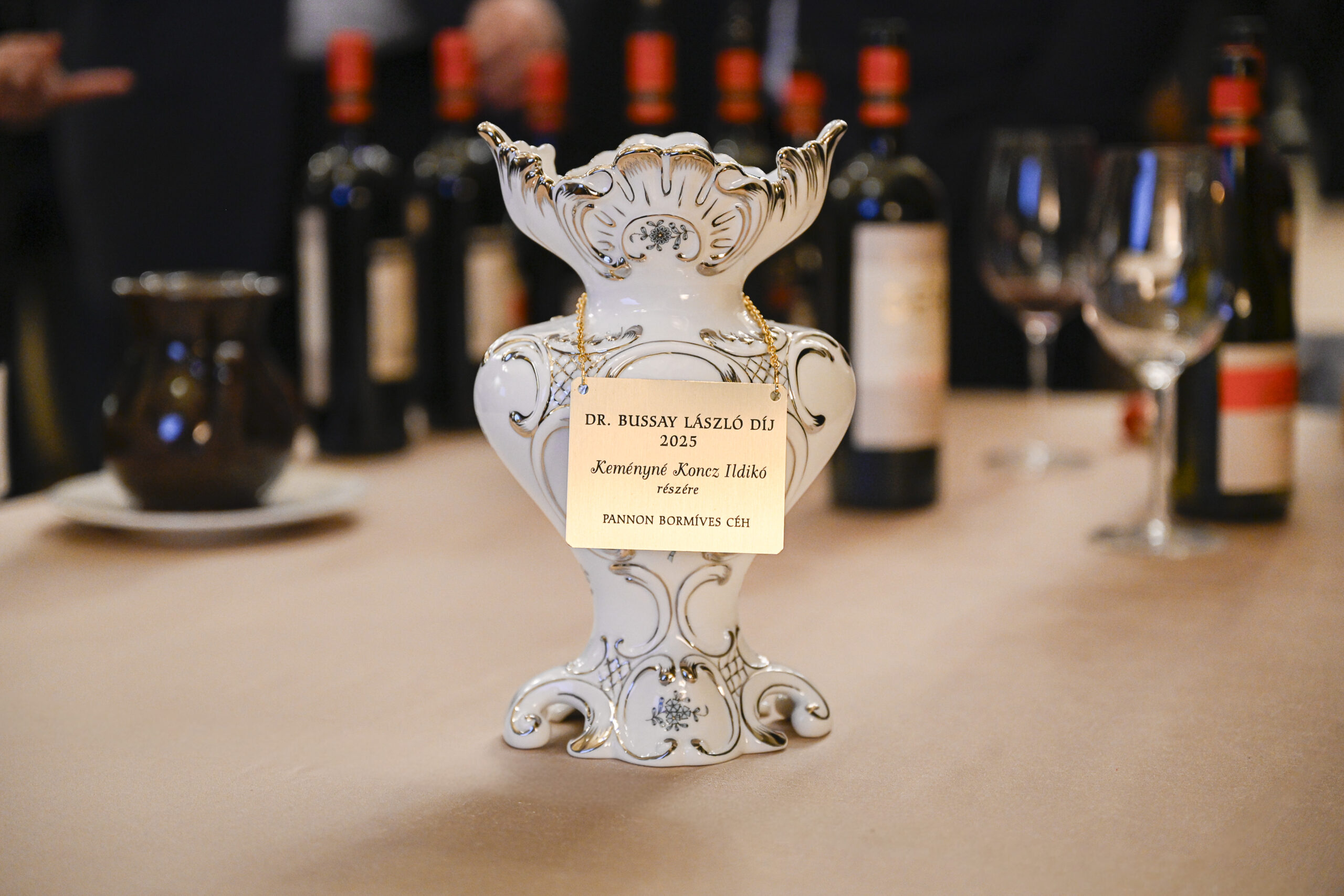 Keményné Koncz Ildikó kapta a Pannon Bormíves Céhtől a Bussay László Emlékdíjat