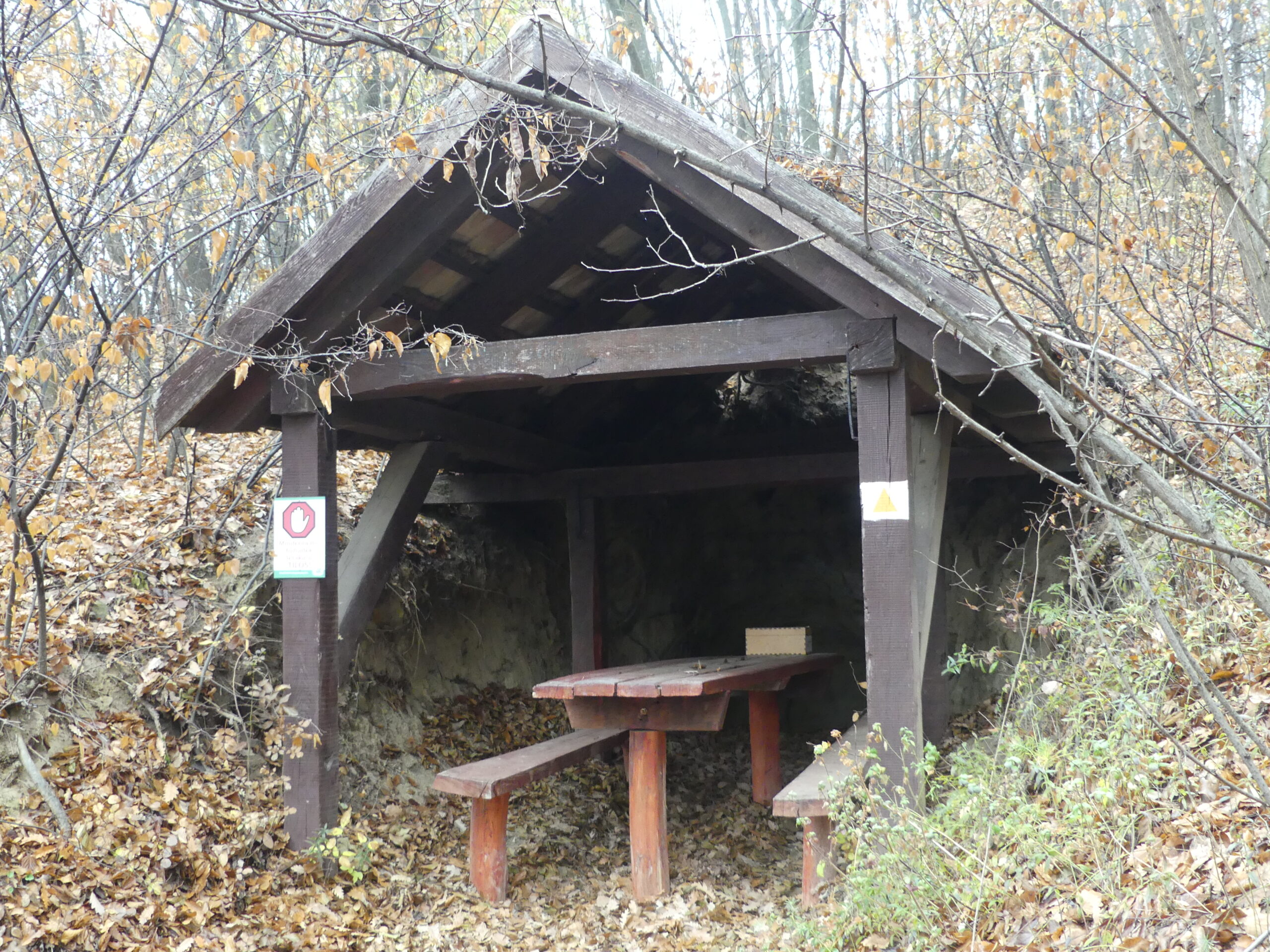 Félig földbe ásott pihenőhely