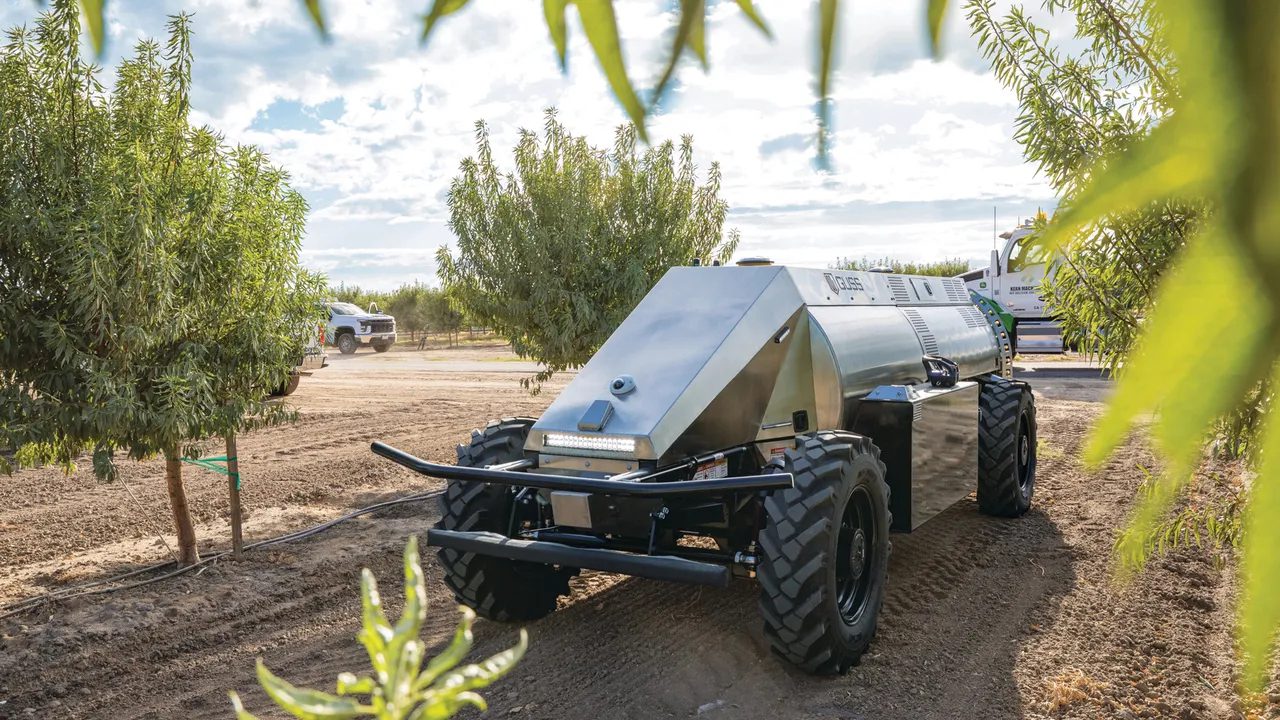 A GUSS permetezőgép önállóandolgozik, és a fákhoz igazítja a permetlé mennyiségét