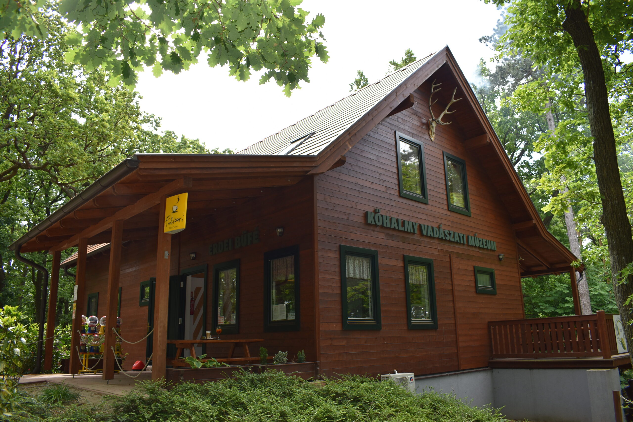 városhoz közeli Kőhalmy VadászatiMúzeumban bemutatóteret és oktatótermet is kialakítottak