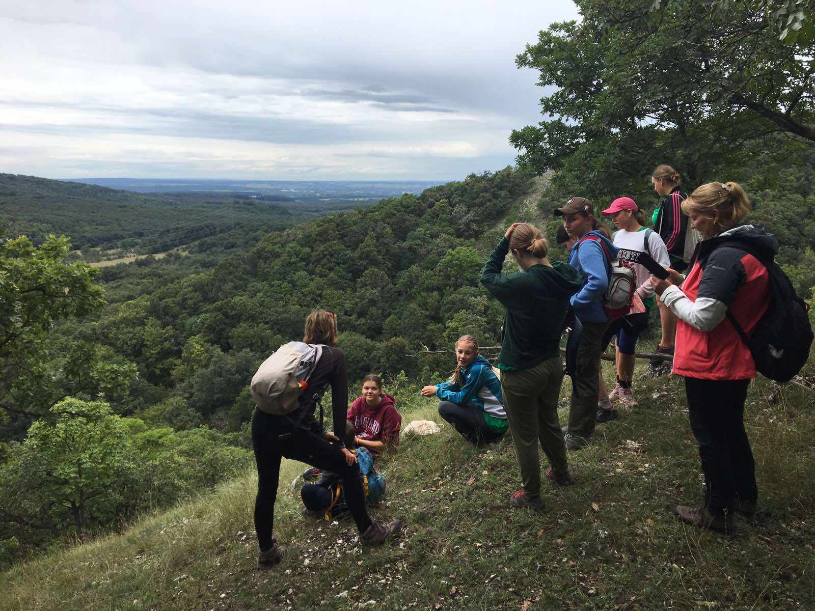 Kis kitérővel gyönyörködhetünk a vértesi panorámában is