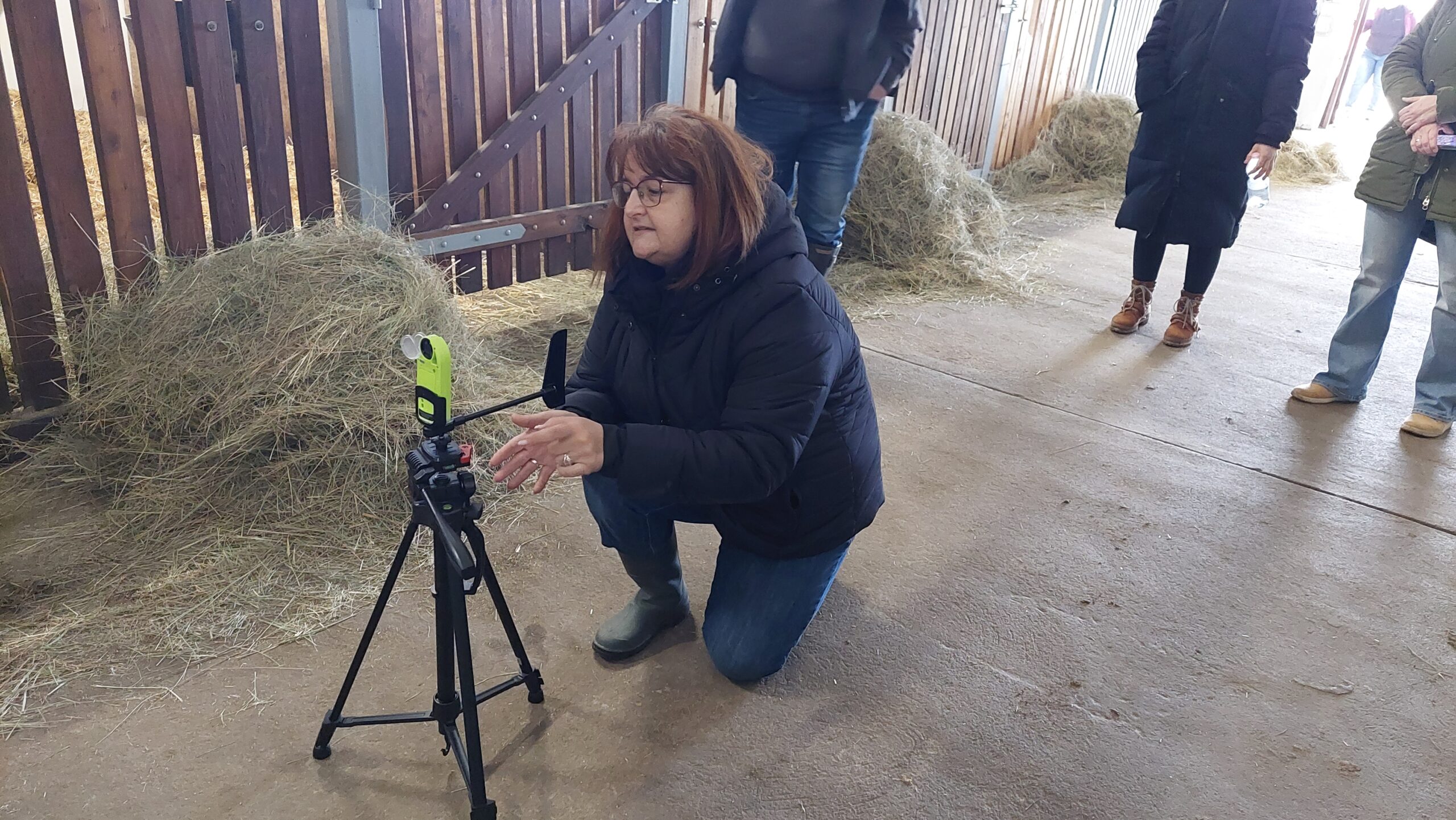 Az istálló vizsgálatánál nem csak egy ponton kell mérni: több magasságban, és minden ló életterében is vizsgálni kell a szellőzést